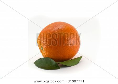 Спелый апельсин с листьями