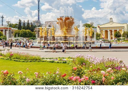 Moscow, Russia - July 22, 2019: Fountain Friendship Of Peoples In Vdnh Park In Moscow On A Backgroun