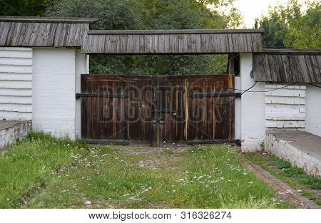 Moscow, Russia - July 14, 2018:old Wooden Gate In The Sovereign Courtyard Of The Moscow Estate Kolom