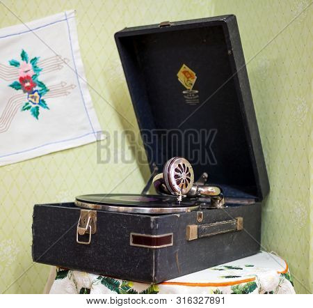 Lodeynoe Pole, Russia - March 29, 2019: Old Gramophone In The Interior Of The Room Of The Early 20th