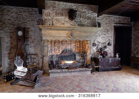 Fireplace Old Dark Hall, Brick Walls, Old Old Decor, Utensils, Tenuta, Winery, Chateau, Castle, Fami