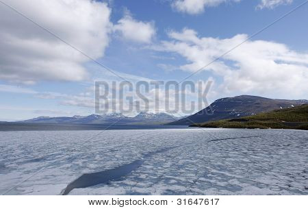 Lago no início de junho, no norte da Escandinávia.