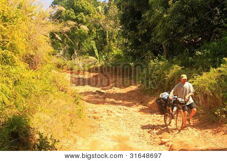 Cykling gennem jungle