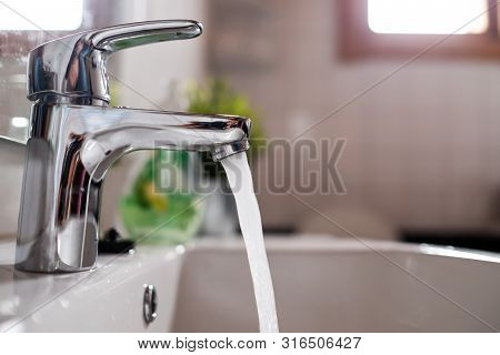 Open Faucet Washbasin With High Water Pressure
