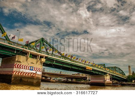 Phra Phuttha Yodfa Bridge (memorial Bridge) Is A Bridge Over The Chao Phraya River Connecting The Di