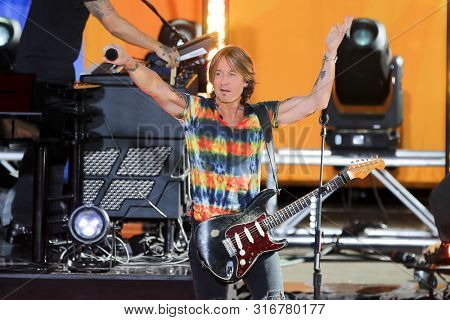 NEW YORK - AUG 9: Keith Urban performs on ABC's 