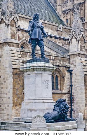 รูปปั้น Oliver Cromwell ในลอนดอน อังกฤษ