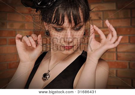Señora en vestido negro