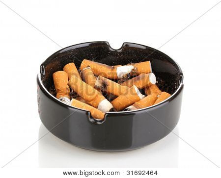 Pontas de cigarro no cinzeiro isolateed branco