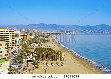 TORREMOLINOS, Spagna - 13 marzo: Spiaggia di Bajondillo il 13 marzo 2012 a Torremolinos, Spagna. Questa sollevazione
