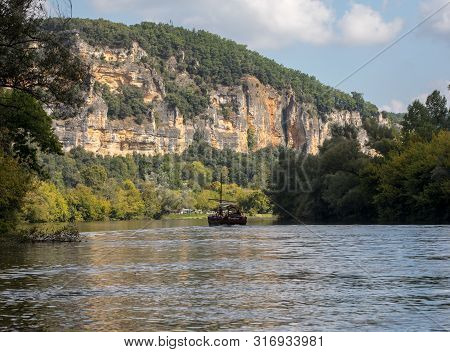 La Roque-gageac, Dordogne, France - September 7, 2018: A Tourist Boat, In French Called Gabare, On T
