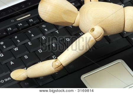 Dřevěný manekýn a Laptop