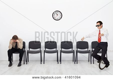 Pessoas com diferentes qualificações a entrevista de emprego