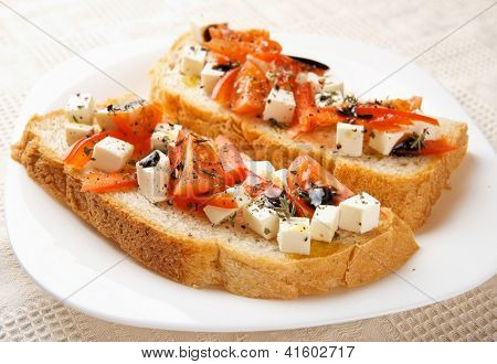 Pan casero con queso feta, aceite de oliva, vinagre balsámico y hierbas aromáticas