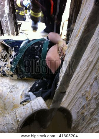 LITTLE FALLS, NJ - JAN 30: Ingegnere NJ Transit non identificato depone su una barella su 30 gennaio, 20