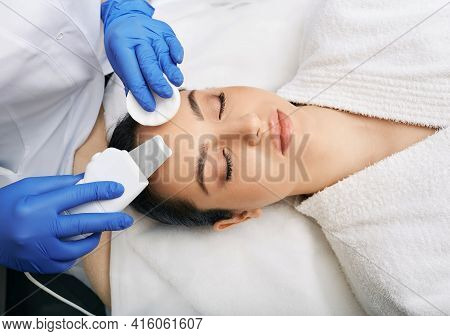 Ultrasound Facial Peeling. Brunette Woman Getting Ultrasonic Peel Skin With Skin Scrubber At Cosmeto