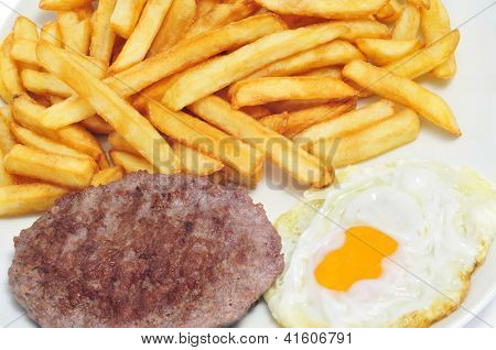 Nærbillede af en combo fad med spejlæg, burger og pommes frites