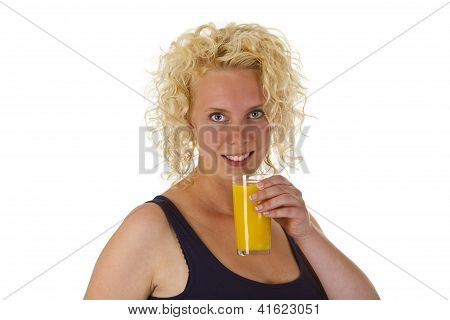 Giovane donna con bicchiere succo d'arancia