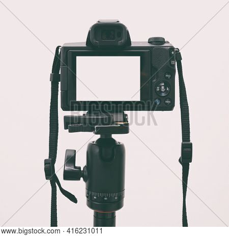 The mirrorless camera on the tripod