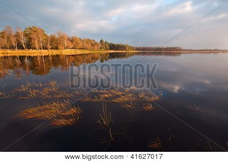 Jezero klid před západem slunce