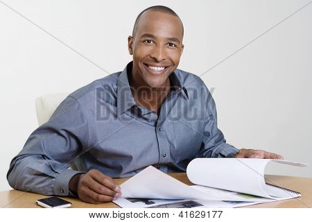 Retrato de un empresario afroamericano, pasando por la creación de modelos en la oficina
