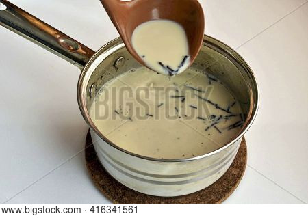 Bring The Mixture To A Boil, Stirring Constantly With A Ladle, Pouring Some Tea Into It And Pouring 
