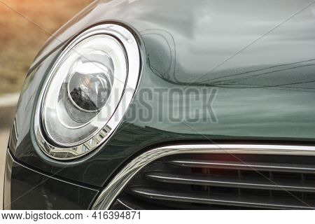 Round Car Headlight Details Grid Radiator Hood Green Color