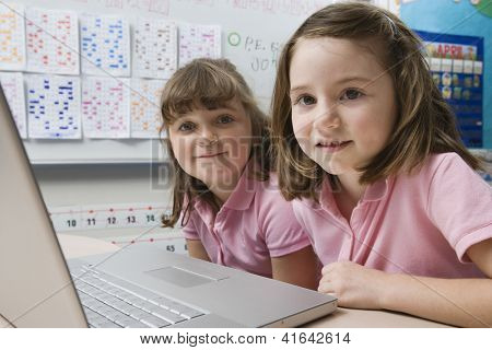 Ash'u dziewczyny studia z laptopa w klasie