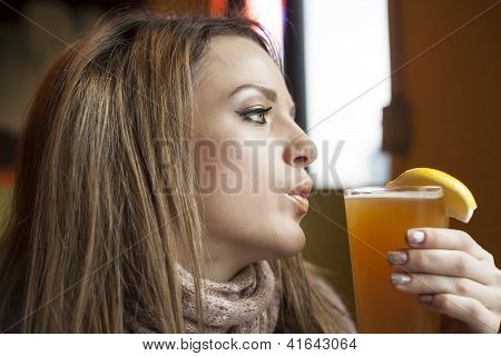 Mladá žena s nádherně modré oči pití Hefeweizen pivo