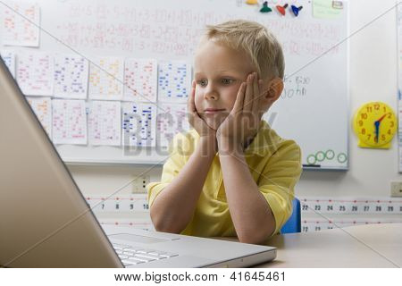 Ash'u chłopak patrząc na laptopa z tablicy w klasie