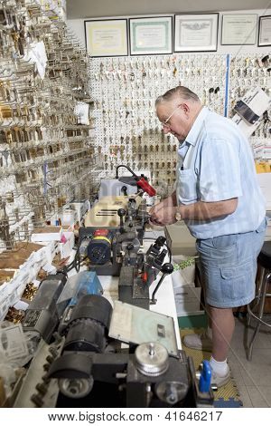 店で働いてシニア鍵屋の側面図