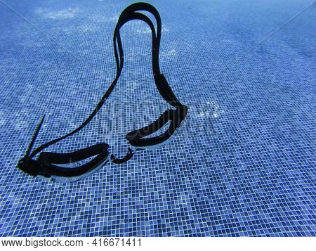 Swimming Goggles Sink In The Pool.blue Warter.
