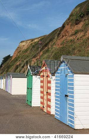 Cabañas de playa colorido en Seaton, Devon, Reino Unido.