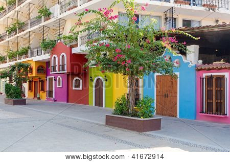 อาคารชุดที่มีสีสันในปอร์ เม็กซิโก