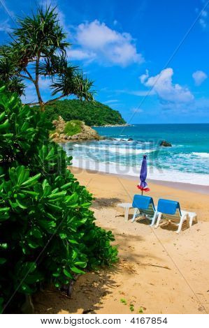 Strandstühle auf der Insel schönen tropischen phuket