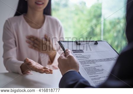 Executives Are Interviewing Candidates. Focusing On Resume Writing Tips, Applicant Qualifications, I