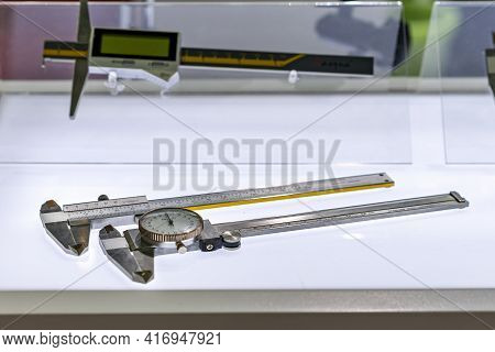 Accuracy And Precision Stainless Steel Dial Vernier Caliper For Measuring Dimension Work Piece From 