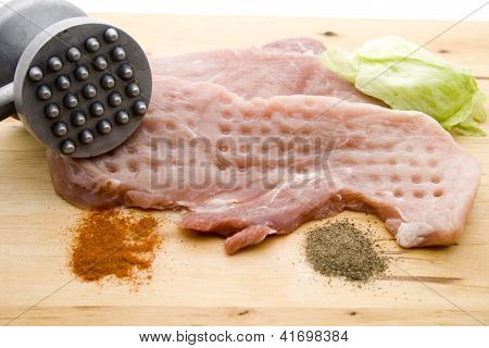 Ablandador de carne con carne de cerdo y especias