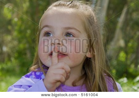 Bambino dicendo Shhhhhh...