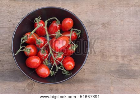 Beautiful Fresh Perino Snacking Tomatoes In Bowl In Rustic Setting