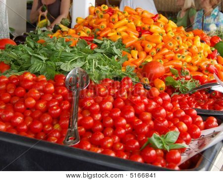 Tomates et basilic à un marché en plein air