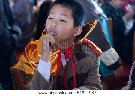 The boy disguise oneself as a samurai