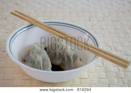 hausgemachte traditionelle chinesische Nahrung: gekochtes Essen Knödel