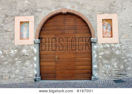 Старый идти в, в церкви.