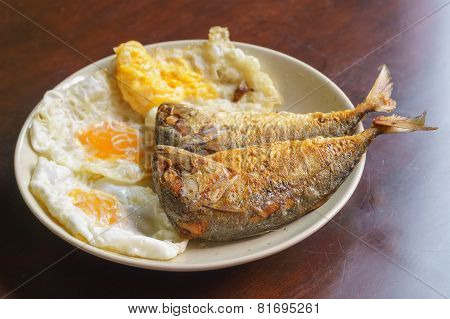 2 Fried Mackerel With 3 Fried Eggs