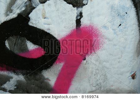 rózsaszín és fekete graffiti
