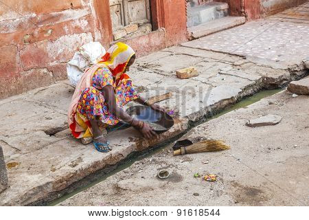 Woman Tries To Find Gold Dust In The Canalisation