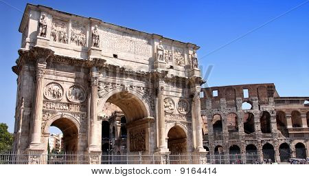 アルコ デと Colosseum のローマ、イタリア