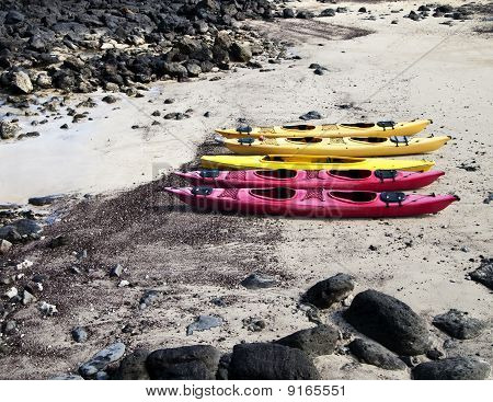Cinque kayak sulla spiaggia