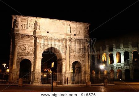 アルコ デと Colosseum のローマ、イタリア